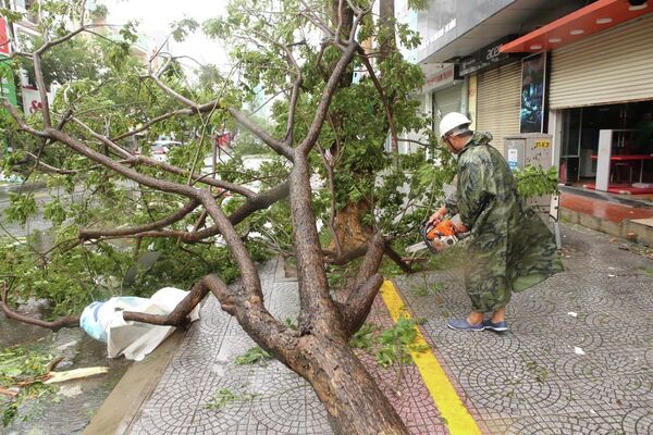 Đà Nẵng khẩn trương khắc phục hậu quả do bão số 4 gây ra. - Sputnik Việt Nam