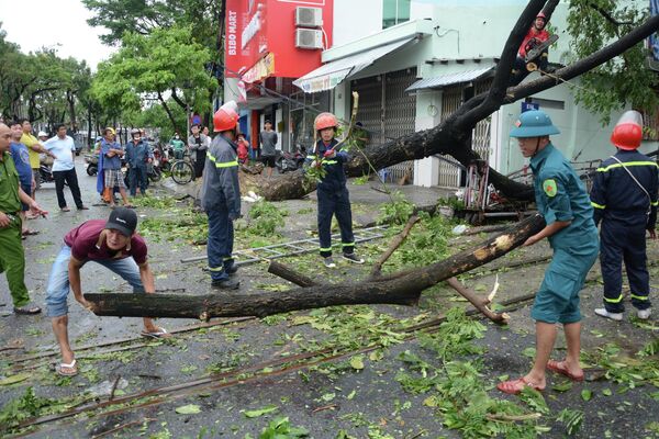 Đà Nẵng khẩn trương khắc phục hậu quả do bão số 4 gây ra. - Sputnik Việt Nam