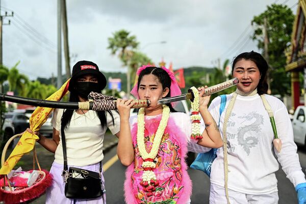 Cô gái bị kiếm đâm vào má ở Phuket, Thái Lan. - Sputnik Việt Nam