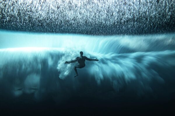 Bức ảnh của nhà nhiếp ảnh Pháp Ben Thouard, chiến thắng tại cuộc thi Ocean Photographer of the Year 2022. Một vận động viên lướt sóng chiến đấu với sự nhiễu loạn dưới nước được tạo ra do ‘con sóng nặng nhất trên thế giới’, Teahupo’o, tạm dịch là ‘nơi của những chiếc đầu lâu’ - Sputnik Việt Nam