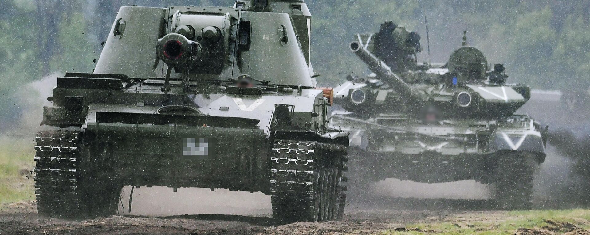 Từ trái sang: bệ pháo tự hành 2S3 Akatsiya, xe tăng T-90. - Sputnik Việt Nam, 1920, 08.05.2024