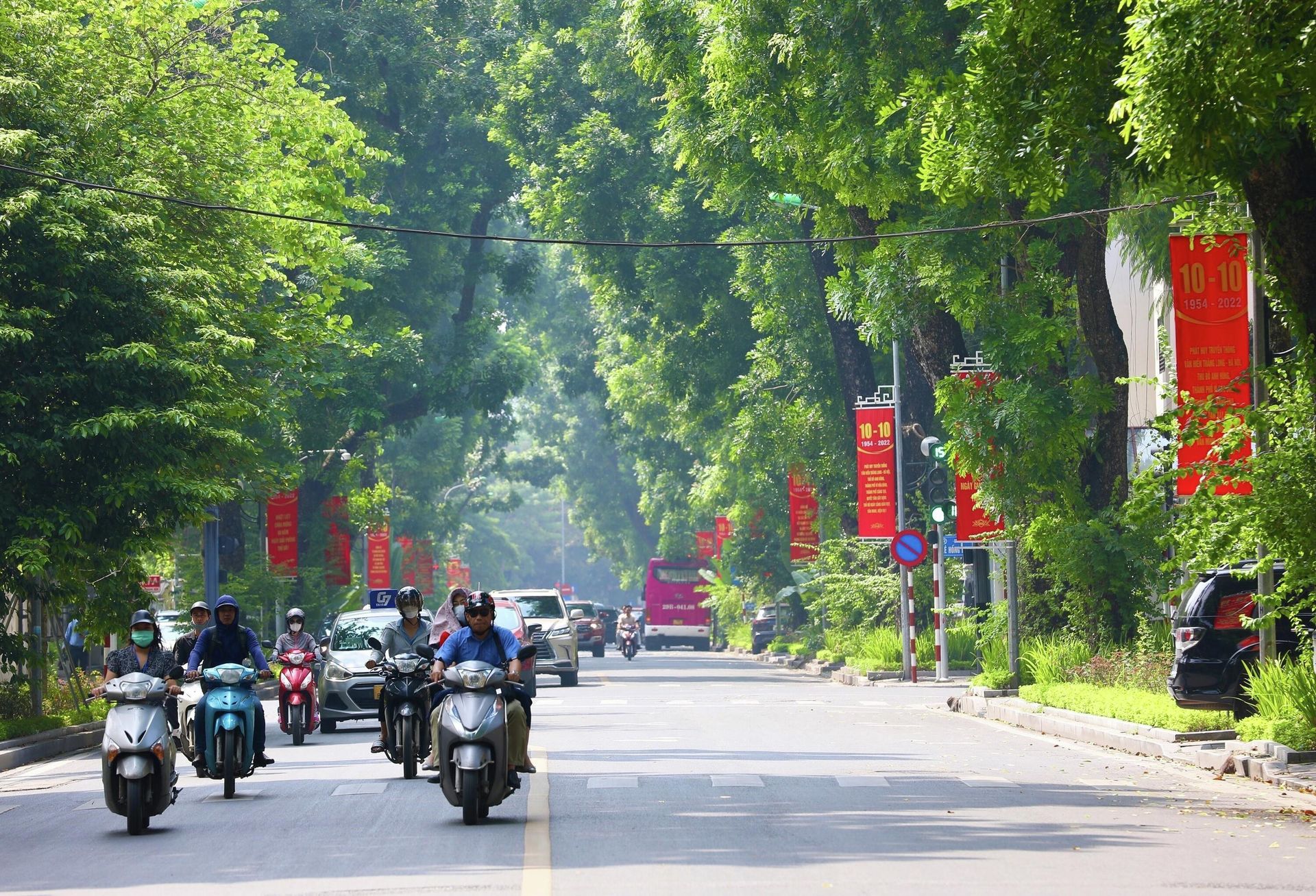 Hà Nội trang hoàng chào mừng kỷ niệm 68 năm Giải phóng Thủ đô - Sputnik Việt Nam, 1920, 10.10.2022