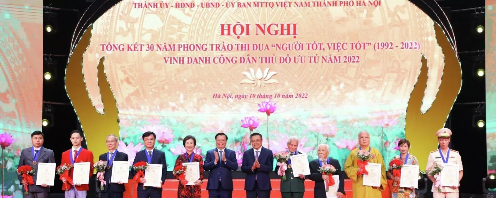 Hà Nội vinh danh 10 Công dân Thủ đô ưu tú năm 2022 Hà Nội vinh danh 10 Công dân Thủ đô ưu tú năm 2022 - Sputnik Việt Nam, 1920, 10.10.2022