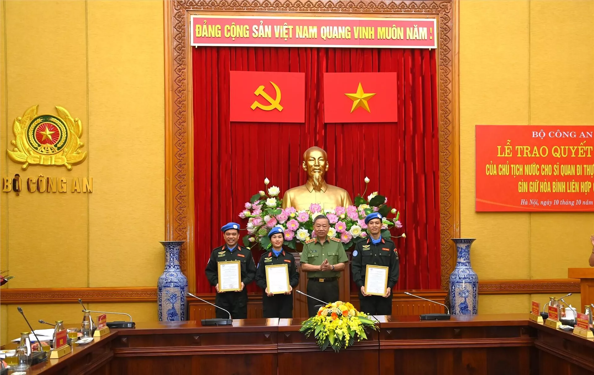 Thừa ủy quyền của Chủ tịch nước, Bộ trưởng Tô Lâm trao Quyết định của Chủ tịch nước cho 03 sĩ quan đi thực hiện nhiệm vụ GGHB LHQ tại Nam Xu-đăng Thừa ủy quyền của Chủ tịch nước, Bộ trưởng Tô Lâm trao Quyết định của Chủ tịch nước cho 03 sĩ quan đi thực hiện nhiệm vụ GGHB LHQ tại Nam Xu-đăng - Sputnik Việt Nam, 1920, 10.10.2022