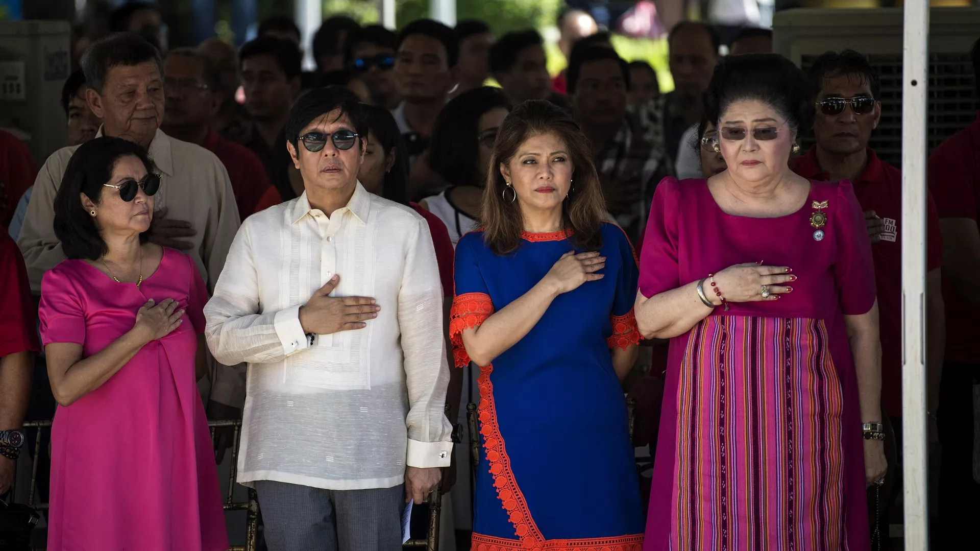 Ferdinand Marcos Jr., em gái Imi Marcos và mẹ của họ, cựu Đệ nhất phu nhân Philippines Imelda Marcos, lắng nghe quốc ca trong lễ đặt vòng hoa tại tượng đài nhà độc tài. - Sputnik Việt Nam, 1920, 10.10.2022