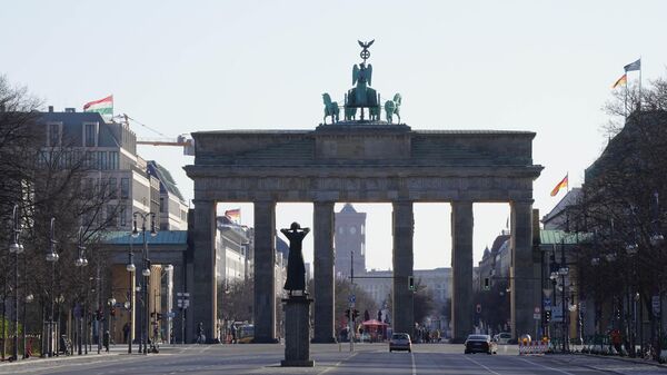 Quang cảnh Cổng Brandenburg từ Đường 17 Tháng Sáu ở Berlin - Sputnik Việt Nam