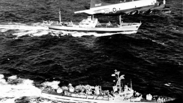 Tàu khu trục Mỹ Barry và tàu chở hàng Liên Xô Anosov trong Cuộc khủng hoảng tên lửa Cuba - Sputnik Việt Nam