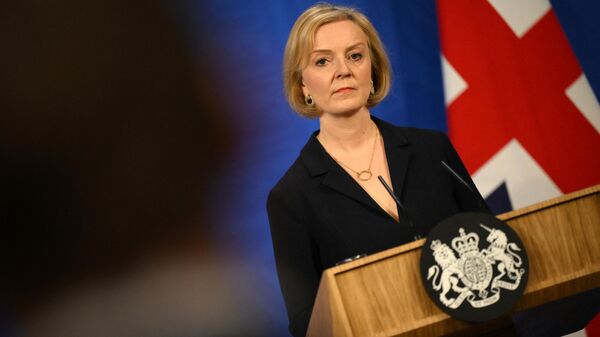 Thủ tướng Anh Liz Truss tổ chức một cuộc họp báo tại Phòng họp báo đường Downing ở trung tâm London vào ngày 14 tháng 10 năm 2022. - Sputnik Việt Nam