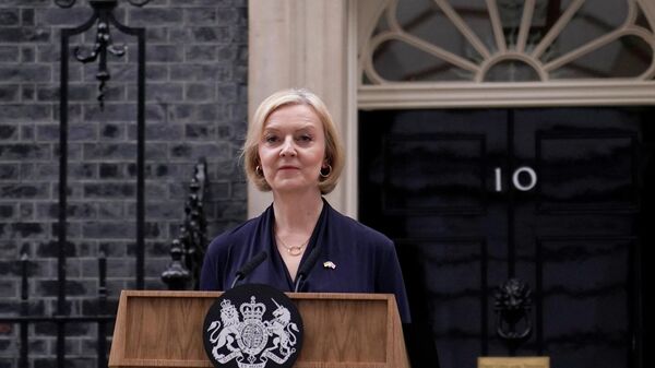 Thủ tướng Anh Liz Truss nói chuyện với các phóng viên ở phố Downing - Sputnik Việt Nam