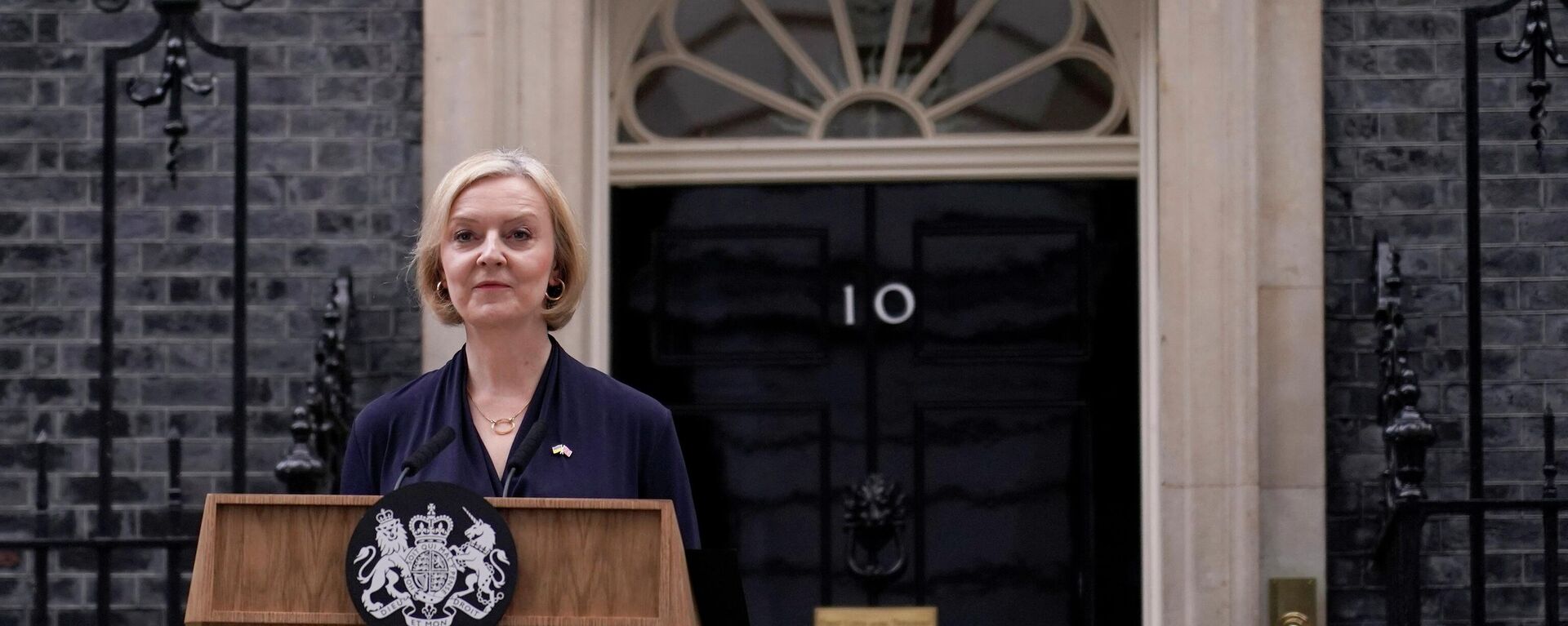 Thủ tướng Anh Liz Truss nói chuyện với các phóng viên ở phố Downing - Sputnik Việt Nam, 1920, 20.10.2022