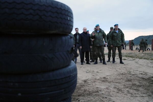 Tổng thống Nga Vladimir Putin trong chuyến thăm thao trường của Quân khu phía Tây ở Vùng Ryazan để kiểm tra công tác huấn luyện của các quân nhân dự bị động viên. - Sputnik Việt Nam