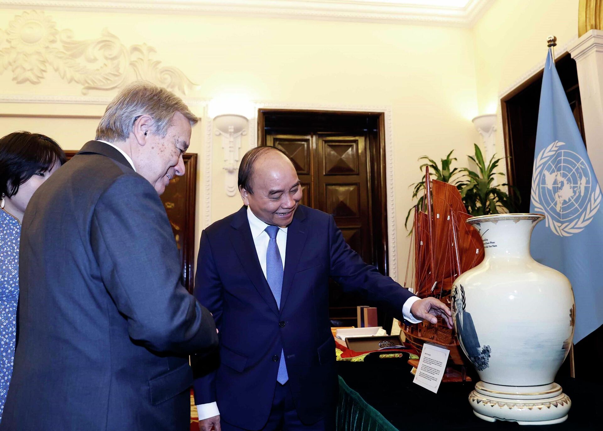 Chủ tịch nước Nguyễn Xuân Phúc chủ trì tiệc chiêu đãi Tổng Thư ký LHQ António Guterres  - Sputnik Việt Nam, 1920, 21.10.2022