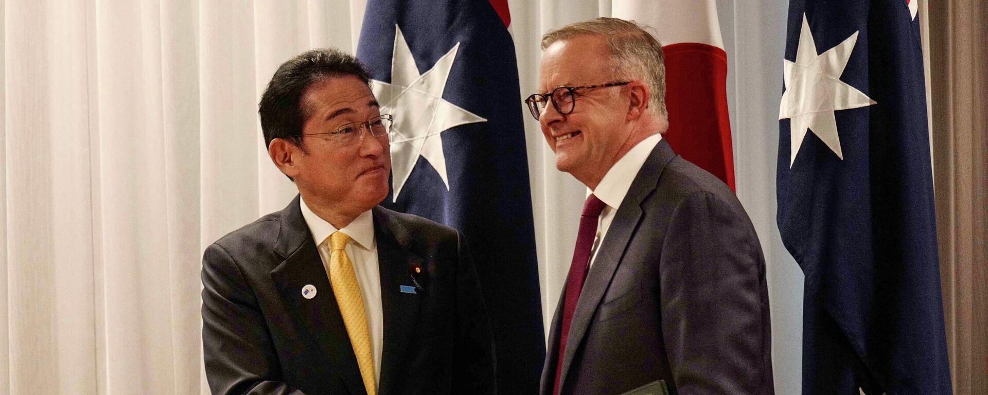 Thủ tướng Australia Anthony Albanese bắt tay Thủ tướng Nhật Bản Fumio Kishida trong cuộc họp báo trong khuôn khổ cuộc gặp của họ ở Perth - Sputnik Việt Nam, 1920, 25.10.2022