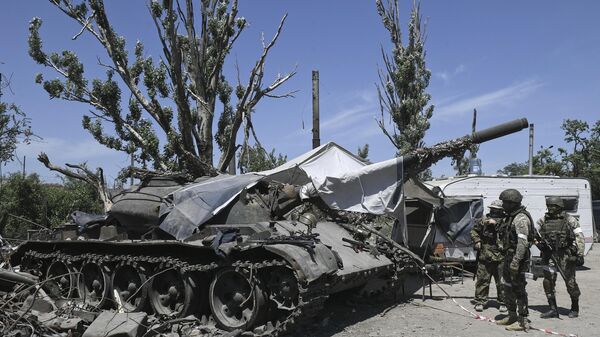 Xe tăng APU trên lãnh thổ của nhà máy Azovstal ở Mariupol - Sputnik Việt Nam