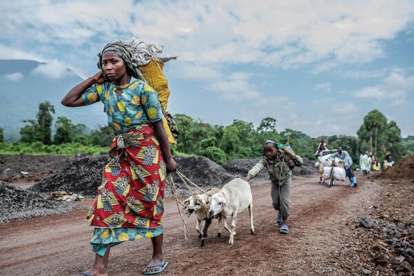 Cư dân địa phương chạy khỏi sự chiến sự giữa các phiến quân M23 và quân đội Congo gần Kibumba, Cộng hòa Dân chủ Congo. - Sputnik Việt Nam