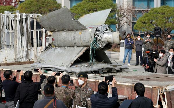 Mảnh tên lửa SA-5 của Triều Tiên gần Bộ Quốc phòng ở Seoul, Hàn Quốc. - Sputnik Việt Nam