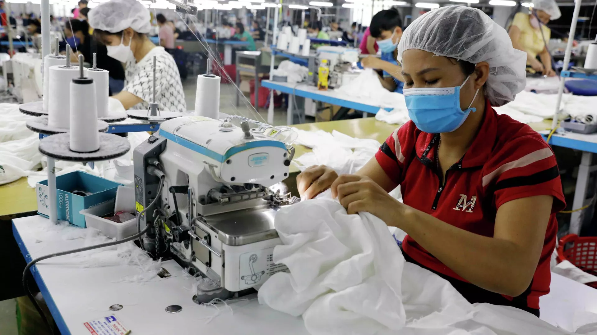 Thanh Hóa: Công ty may Hoàng Tùng ổn định sản xuất nhờ được vay lãi suất 0%