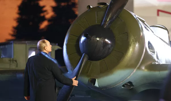 Tổng thống Nga Vladimir Putin thăm Bảo tàng tương tác ngoài trời về lịch sử phòng thủ Matxcơva. Tổng thống Nga Vladimir Putin thăm Bảo tàng tương tác ngoài trời về lịch sử phòng thủ Matxcơva. - Sputnik Việt Nam