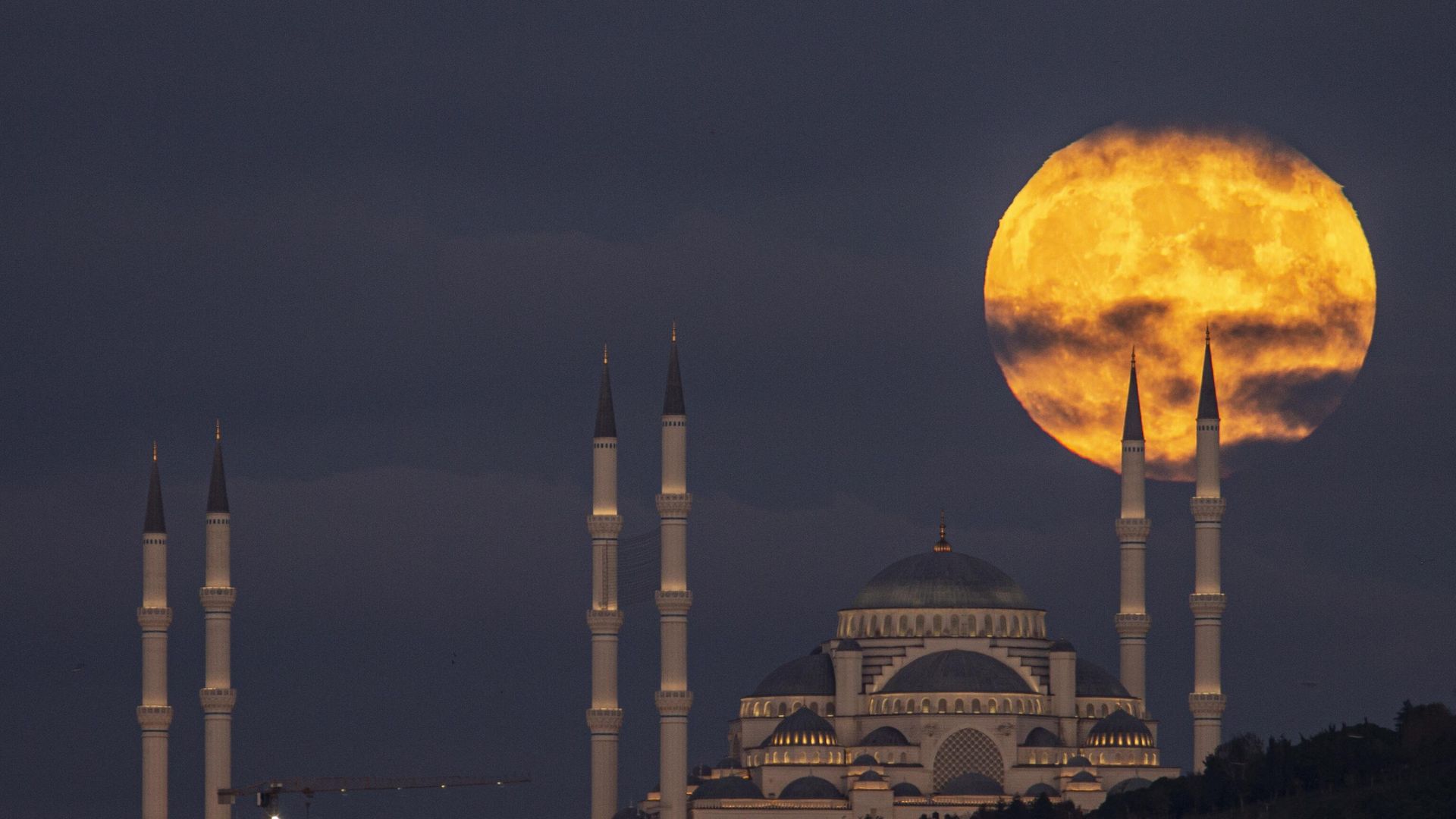 Cảnh nhật thực phía sau Nhà thờ Hồi giáo Camlik ở Istanbul - Sputnik Việt Nam, 1920, 31.01.2023