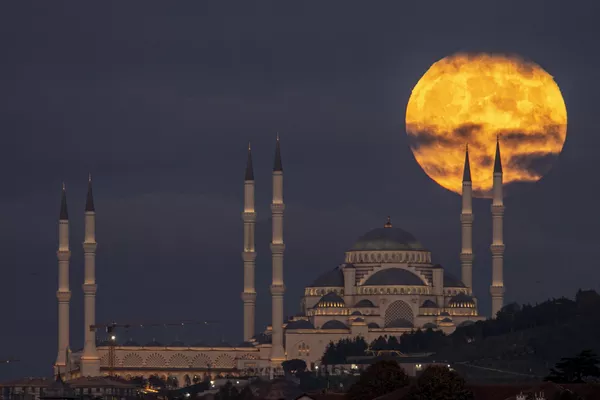 Cảnh nhật thực phía sau Nhà thờ Hồi giáo Camlik ở Istanbul. Cảnh nhật thực phía sau Nhà thờ Hồi giáo Camlik ở Istanbul. - Sputnik Việt Nam