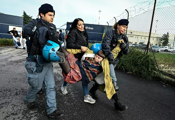 Cảnh sát bắt giữ một nhà hoạt động khí hậu từ sự kiện của Extinction Rebellion, Scientist Rebellion và Last Generation, đã phong toả lối vào tòa nhà điều hành căn cứ Milano Linate Prime tại sân bay Milan. Cảnh sát bắt giữ một nhà hoạt động khí hậu từ sự kiện của Extinction Rebellion, Scientist Rebellion và Last Generation, đã phong toả lối vào tòa nhà điều hành căn cứ Milano Linate Prime tại sân bay Milan. - Sputnik Việt Nam
