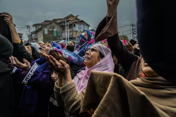 Các nữ tín đồ Hồi giáo Kashmiri khóc trong lễ cầu nguyện. Các nữ tín đồ Hồi giáo Kashmiri khóc trong lễ cầu nguyện. - Sputnik Việt Nam