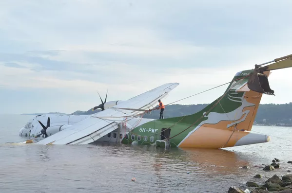 Nhân viên cứu hộ buộc tời để kéo chiếc máy bay phản lực Precision Air bị rơi ở Bukoba. Nhân viên cứu hộ buộc tời để kéo chiếc máy bay phản lực Precision Air bị rơi ở Bukoba. - Sputnik Việt Nam