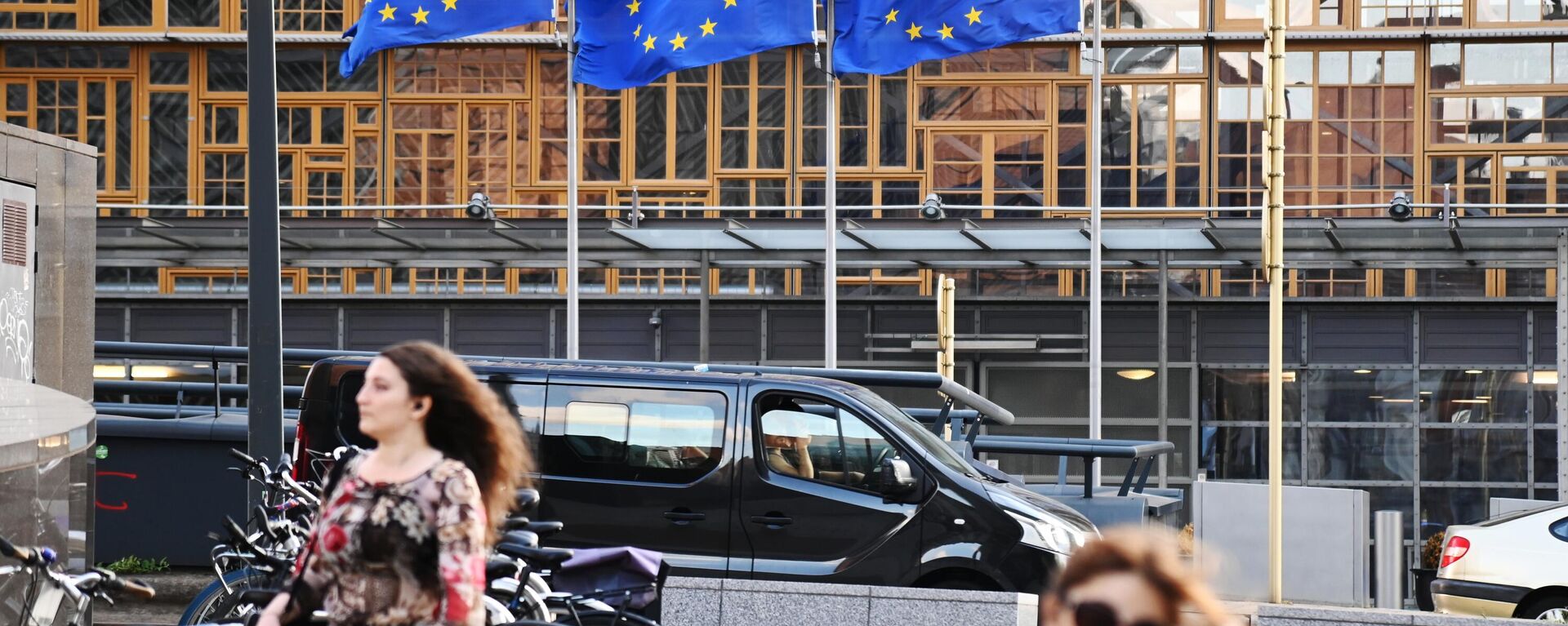Cờ với các biểu tượng của Liên minh châu Âu tại tòa nhà của Ủy ban châu Âu ở Brussels - Sputnik Việt Nam, 1920, 20.03.2025