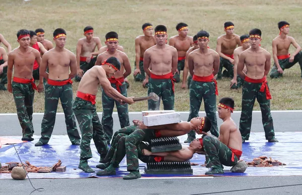 Biểu diễn võ thuật các các chiến sĩ QĐND Việt Nam tại lễ bế mạc Biểu diễn võ thuật các các chiến sĩ QĐND Việt Nam tại lễ bế mạc - Sputnik Việt Nam