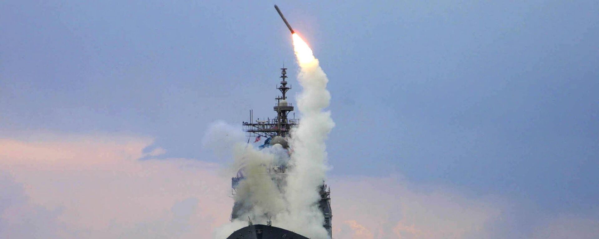 Tên lửa Tomahawk của căn cứ mặt đất phóng tới Iraq từ tuần dương hạm mang tên lửa dẫn đường USS Cape St. George ở phần đông Địa Trung Hải - Sputnik Việt Nam, 1920, 02.10.2025