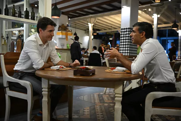Thủ tướng Canada Justin Trudeau và Thủ tướng Anh Rishi Sunak trong cuộc gặp tại Art Cafe Bumbu Bali ở Bali. Thủ tướng Canada Justin Trudeau và Thủ tướng Anh Rishi Sunak trong cuộc gặp tại Art Cafe Bumbu Bali ở Bali. - Sputnik Việt Nam