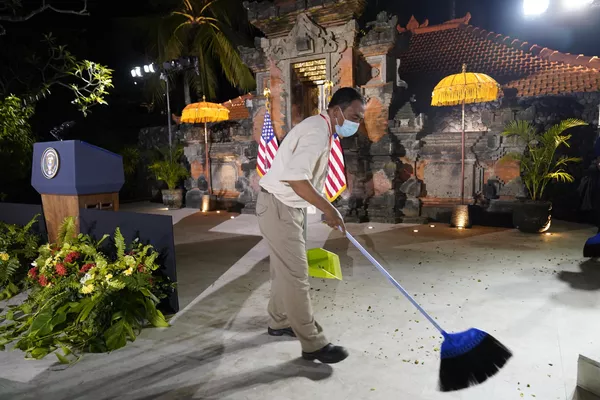 Kiểm tra nơi tổ chức Tổng thống Mỹ Joe Biden họp báo tại Indonesia. Kiểm tra nơi tổ chức Tổng thống Mỹ Joe Biden họp báo tại Indonesia. - Sputnik Việt Nam