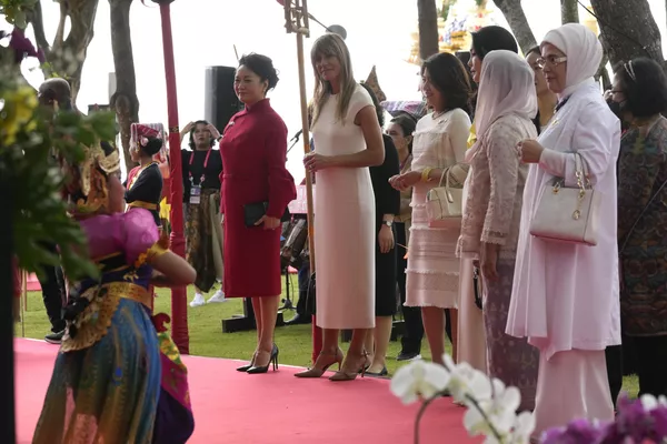 Các đệ nhất phu nhân tại buổi biểu diễn G20 ở Indonesia. Các đệ nhất phu nhân tại buổi biểu diễn G20 ở Indonesia. - Sputnik Việt Nam