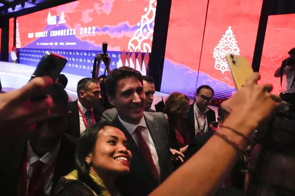 Thủ tướng Canada Justin Trudeau chụp ảnh tự sướng ở Indonesia. Thủ tướng Canada Justin Trudeau chụp ảnh tự sướng ở Indonesia. - Sputnik Việt Nam