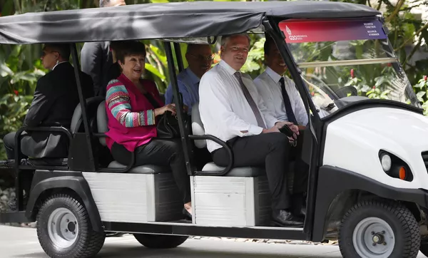Tổng thống Indonesia Joko Widodo đi xe buggy trong cuộc họp của các nhà lãnh đạo G20 ở Indonesia. Tổng thống Indonesia Joko Widodo đi xe buggy trong cuộc họp của các nhà lãnh đạo G20 ở Indonesia. - Sputnik Việt Nam