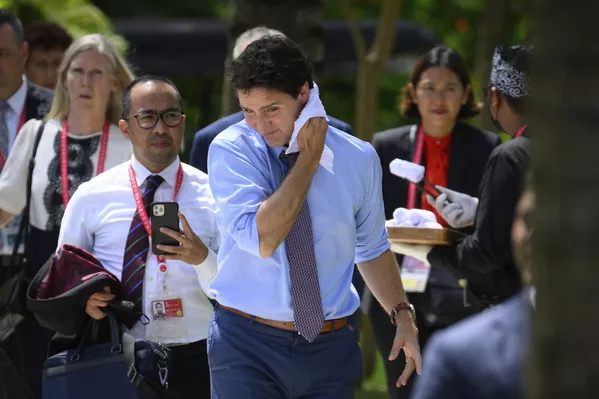 Thủ tướng Canada Justin Trudeau trước bữa trưa tại hội nghị thượng đỉnh G20 ở Bali. Thủ tướng Canada Justin Trudeau trước bữa trưa tại hội nghị thượng đỉnh G20 ở Bali. - Sputnik Việt Nam
