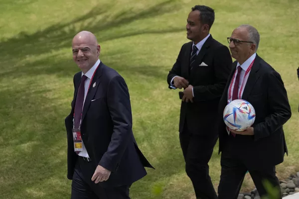Chủ tịch FIFA Gianni Infantino đi dạo trong hội nghị thượng đỉnh G20 ở Nusa Dua, Bali. Chủ tịch FIFA Gianni Infantino đi dạo trong hội nghị thượng đỉnh G20 ở Nusa Dua, Bali. - Sputnik Việt Nam