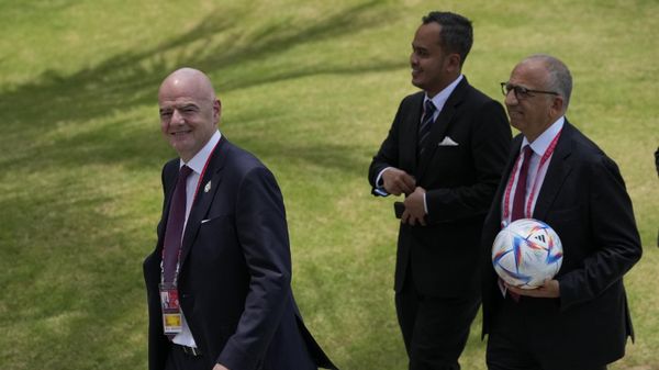 Chủ tịch FIFA Gianni Infantino đi dạo trong hội nghị thượng đỉnh G20 ở Nusa Dua, Bali. - Sputnik Việt Nam