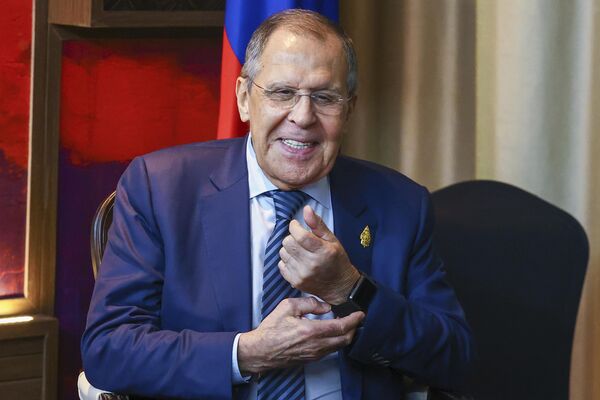 Ngoại trưởng Nga Sergei Lavrov trước cuộc gặp với ông Antonio Guterres bên lề hội nghị thượng đỉnh G20 ở Nusa Dua, Bali. - Sputnik Việt Nam