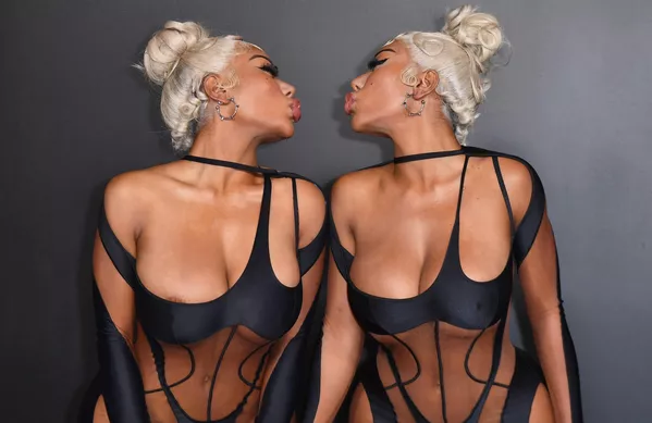Cặp song sinh người mẫu Mỹ Shannon and Shannade Clermont tại buổi khai mạc triển lãm Thierry Mugler: Couturissime tại Bảo tàng Brooklyn ở New York Cặp song sinh người mẫu Mỹ Shannon and Shannade Clermont tại buổi khai mạc triển lãm Thierry Mugler: Couturissime tại Bảo tàng Brooklyn ở New York - Sputnik Việt Nam
