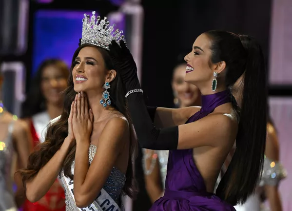 Tân Hoa hậu Venezuela Diana Silva cùng Hoa hậu Venezuela 2021 Amanda Dudamel tại Caracas Tân Hoa hậu Venezuela Diana Silva cùng Hoa hậu Venezuela 2021 Amanda Dudamel tại Caracas - Sputnik Việt Nam