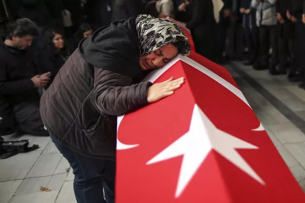 Người thân và bạn bè của Arzu Ozsoy và con gái Yağmur Ukar tại tang lễ ở Istanbul Người thân và bạn bè của Arzu Ozsoy và con gái Yağmur Ukar tại tang lễ ở Istanbul - Sputnik Việt Nam