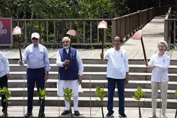 Tổng thống Hoa Kỳ Joe Biden, Thủ tướng Ấn Độ Narendra Modi, Tổng thống Indonesia Joko Widodo và Chủ tịch EU Ursula von der Leyen trồng cây trong một khu rừng ngập mặn ở Indonesia Tổng thống Hoa Kỳ Joe Biden, Thủ tướng Ấn Độ Narendra Modi, Tổng thống Indonesia Joko Widodo và Chủ tịch EU Ursula von der Leyen trồng cây trong một khu rừng ngập mặn ở Indonesia - Sputnik Việt Nam
