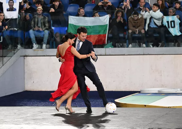 Vũ công Tango biểu diễn trước trận giao hữu "Trận đấu vì hòa bình" để tưởng nhớ Diego Maradona tại Sân vận động Olympic ở Rome Vũ công Tango biểu diễn trước trận giao hữu "Trận đấu vì hòa bình" để tưởng nhớ Diego Maradona tại Sân vận động Olympic ở Rome - Sputnik Việt Nam