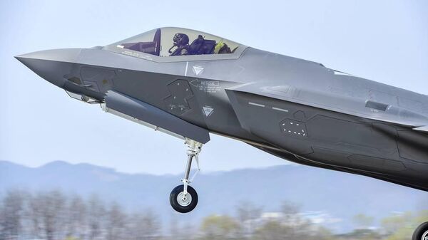 Máy bay chiến đấu F-35A hạ cánh tại Căn cứ Không quân Chungju, Hàn Quốc - Sputnik Việt Nam