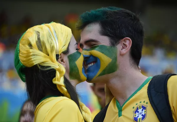 Cổ động viênBrazilhôn nhau trước khi trận bóng bắt đầu ở Belo Horizonte. Cổ động viênBrazilhôn nhau trước khi trận bóng bắt đầu ở Belo Horizonte. - Sputnik Việt Nam