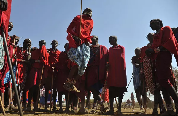 Người Maasai Moran ca hát và nhảy múa trong lễ nhập môn của trưởng nhóm tuổi Maasai Iltuati Moran tại làng Mbirukani ở Kajiado. Người Maasai Moran ca hát và nhảy múa trong lễ nhập môn của trưởng nhóm tuổi Maasai Iltuati Moran tại làng Mbirukani ở Kajiado. - Sputnik Việt Nam