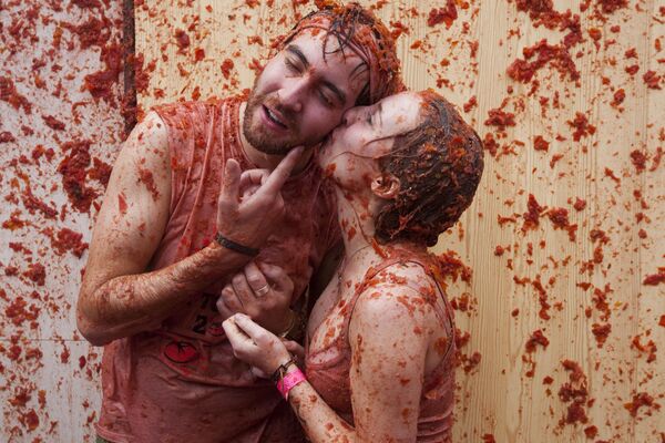 Nụ hôn trong lễ kỷ niệm Tomatina ở Valencia, Tây Ban Nha. - Sputnik Việt Nam