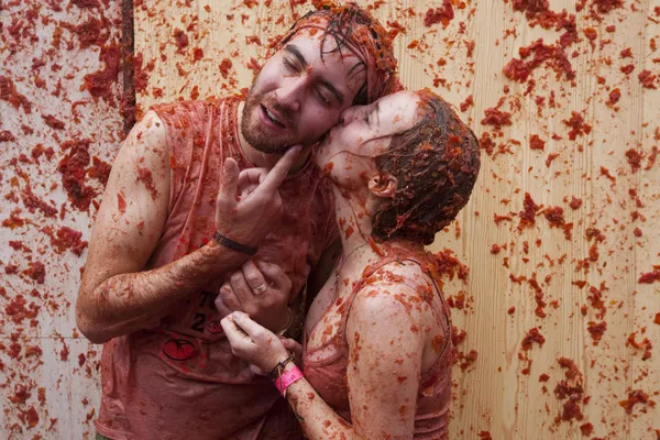 Nụ hôn trong lễ kỷ niệm Tomatina ở Valencia, Tây Ban Nha. Nụ hôn trong lễ kỷ niệm Tomatina ở Valencia, Tây Ban Nha. - Sputnik Việt Nam