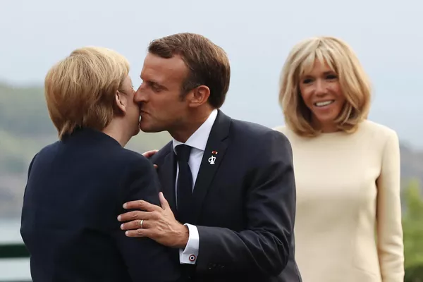 Tổng thống Pháp Emmanuel Macron hôn Thủ tướng Đức Angela Merkel ở hải đăng ở Biarritz, Pháp. Tổng thống Pháp Emmanuel Macron hôn Thủ tướng Đức Angela Merkel ở hải đăng ở Biarritz, Pháp. - Sputnik Việt Nam